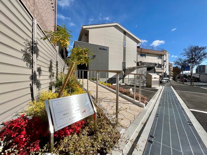 物件外観写真3　(エントランス部分)