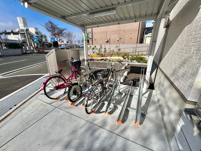 物件外観写真4　(駐輪場)