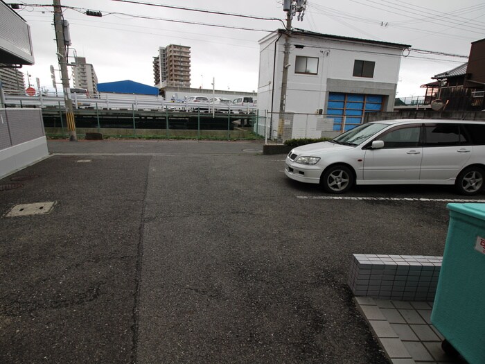 物件外観写真5　(駐車場)