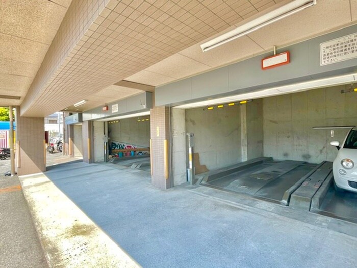 物件外観写真6　(駐車場)