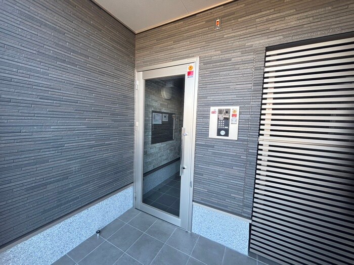 物件外観写真3　(エントランス部分)