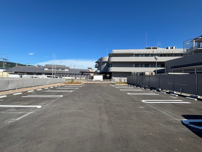 物件外観写真6　(駐車場)