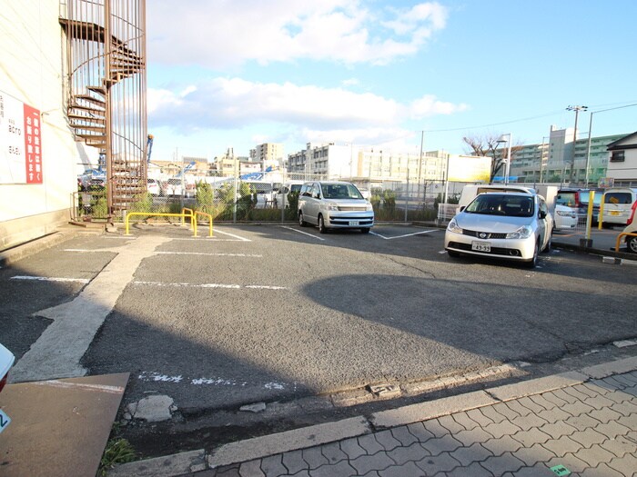 物件外観写真5　(駐車場)