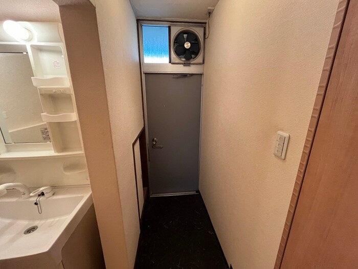 物件内観写真16　(玄関)