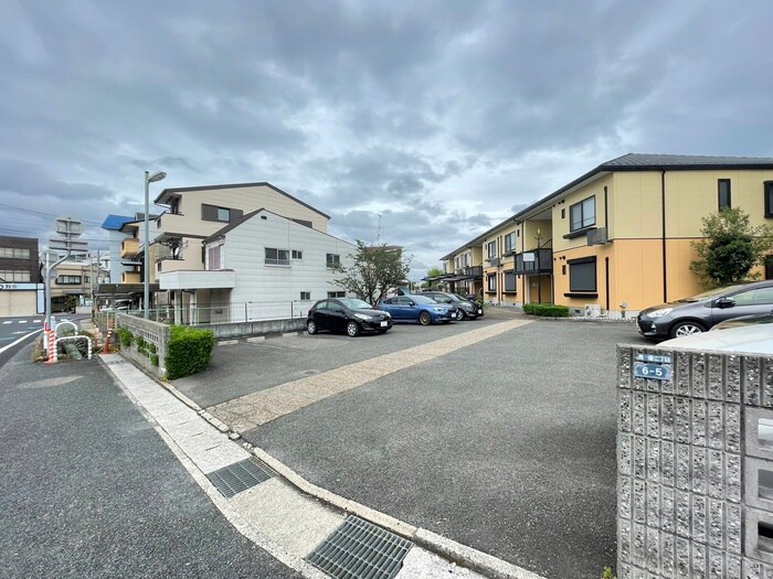 物件外観写真3　(駐車場)