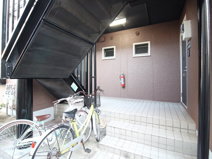 物件外観写真2　(エントランス部分)