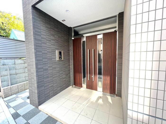 物件外観写真2　(エントランス部分)