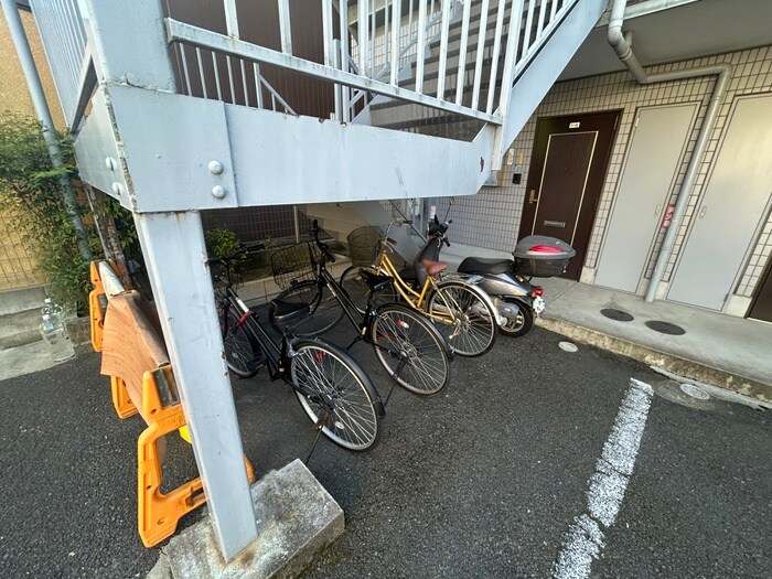 物件外観写真3　(駐輪場)