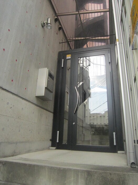 物件外観写真2　(エントランス部分)