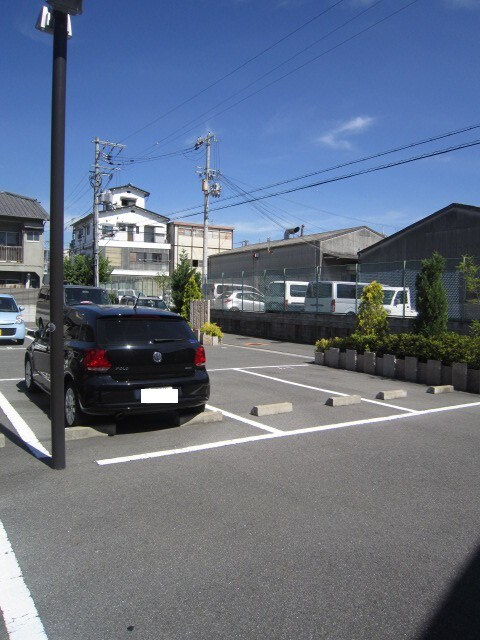 物件外観写真3　(駐車場)