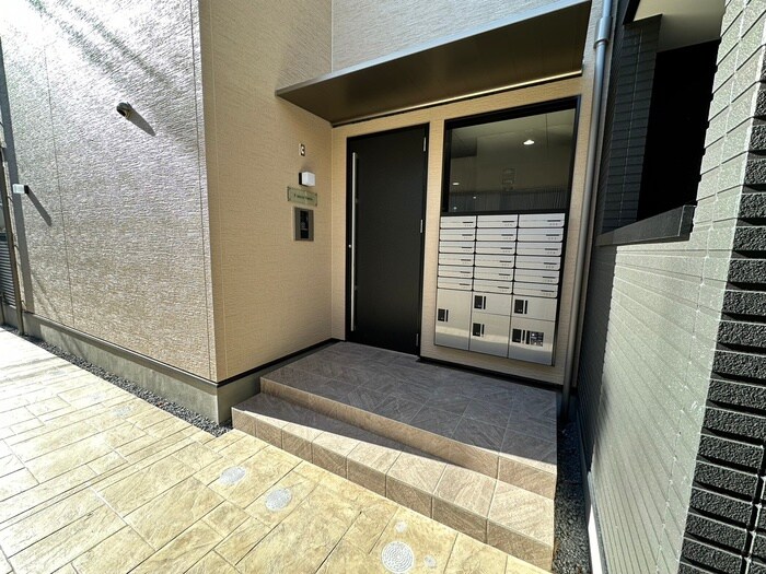 物件外観写真3　(エントランス部分)