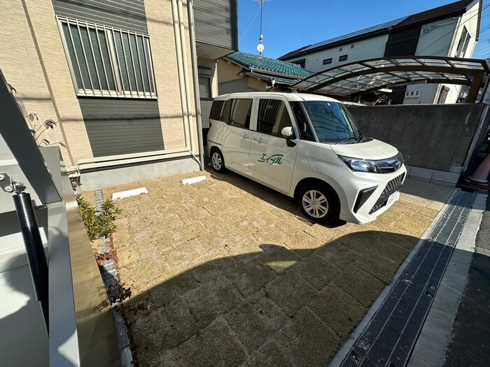 物件外観写真4　(駐車場)