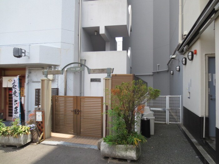 物件外観写真3　(エントランス部分)