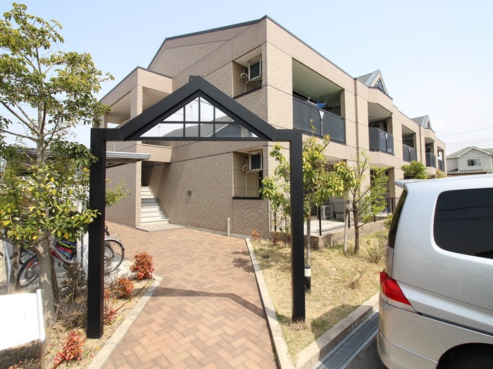 物件外観写真2　(エントランス部分)