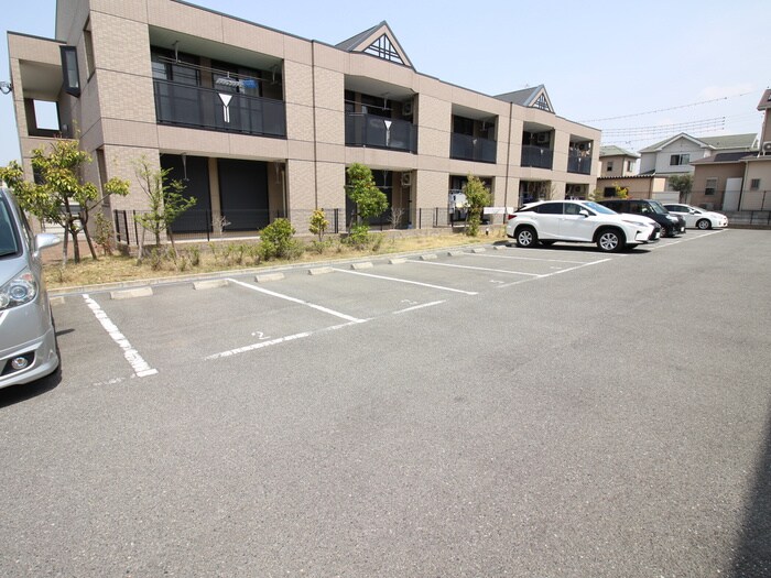 物件外観写真3　(駐車場)