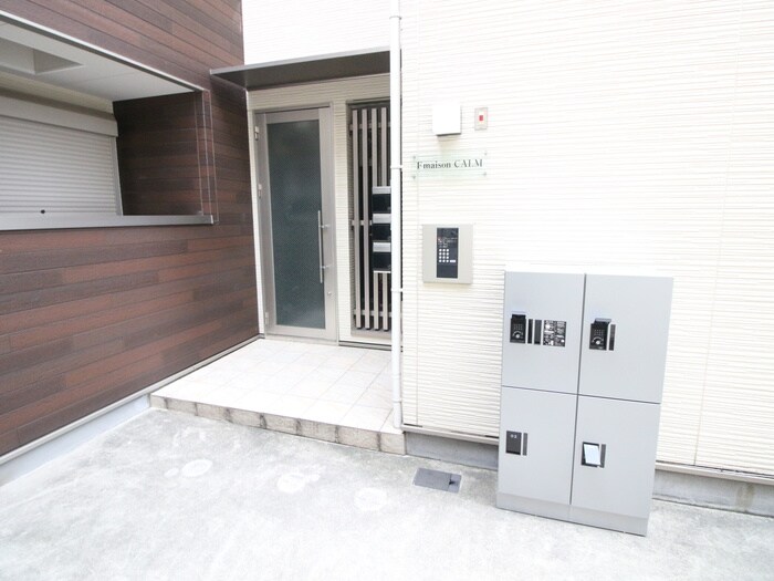 物件外観写真3　(エントランス部分)