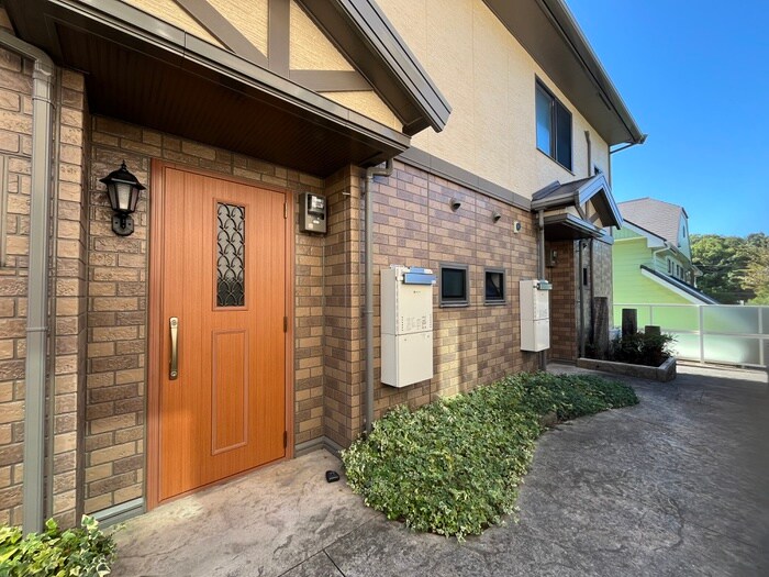 物件外観写真2　(エントランス部分)