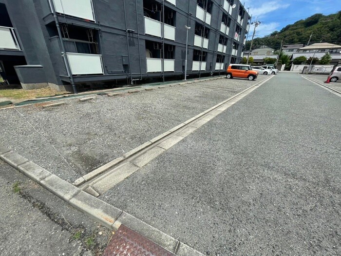 物件外観写真4　(駐車場)