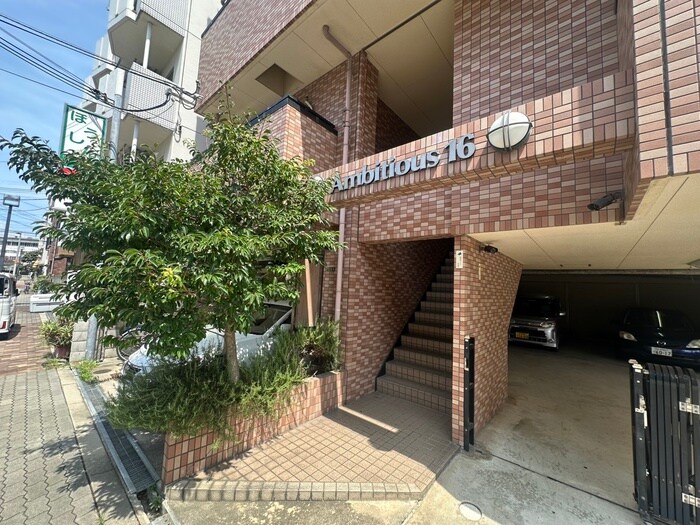 物件外観写真2　(エントランス部分)