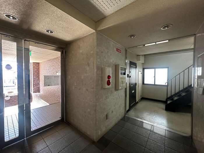 物件外観写真5　(エントランス部分)