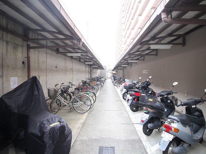 物件外観写真5　(バイク置き場)
