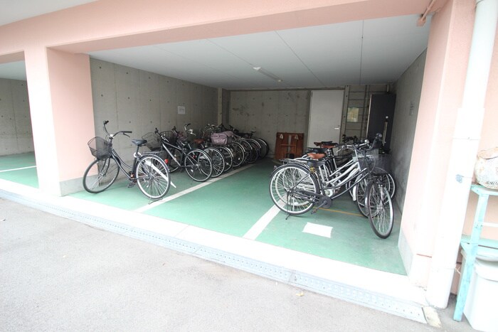 物件外観写真4　(駐輪場)