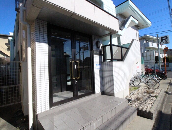 物件外観写真2　(エントランス部分)
