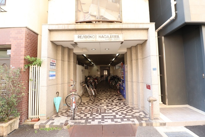 物件外観写真2　(エントランス部分)