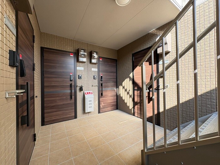 物件外観写真2　(エントランス部分)