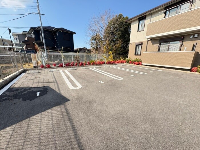 物件外観写真3　(駐車場)