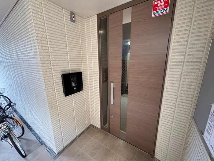 物件外観写真3　(エントランス部分)