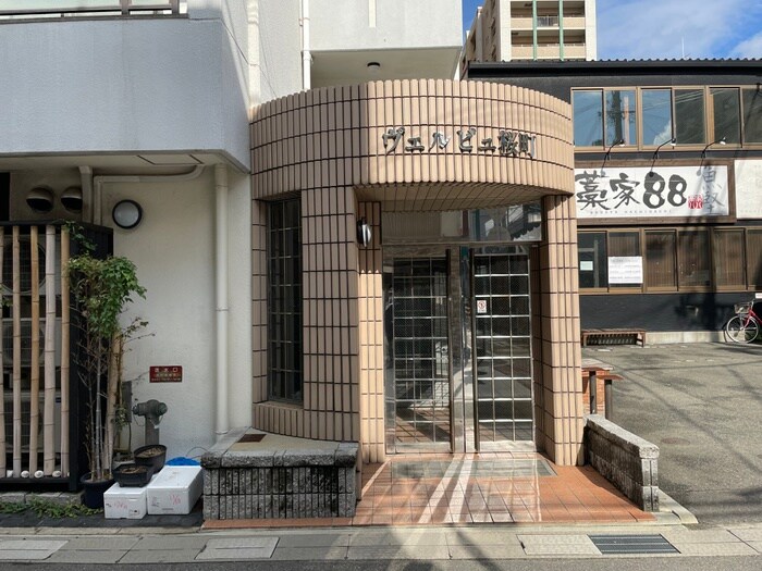 物件外観写真3　(エントランス部分)