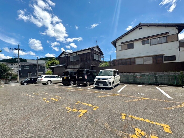 物件外観写真2　(駐車場)