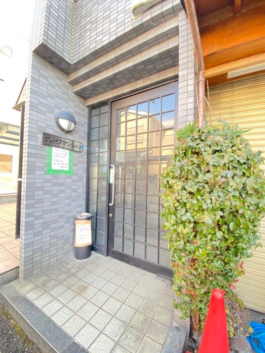 物件外観写真3　(エントランス部分)