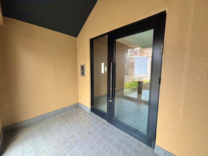 物件外観写真3　(エントランス部分)