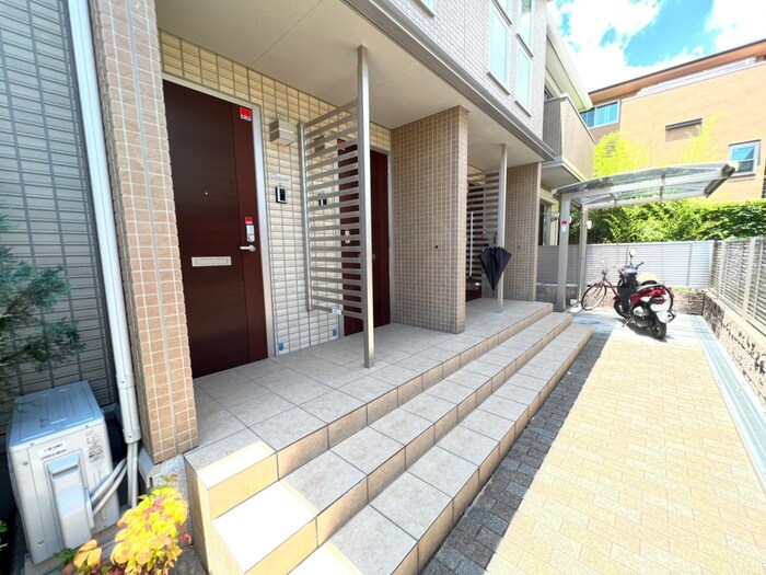 物件外観写真2　(エントランス部分)