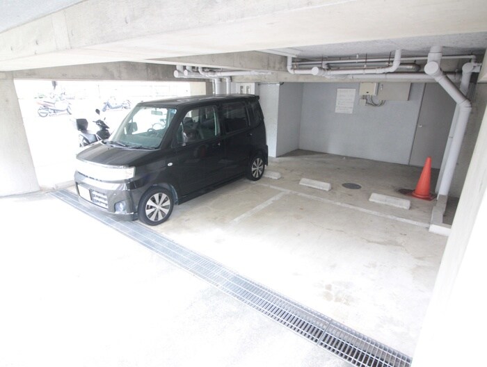 物件外観写真4　(駐車場)