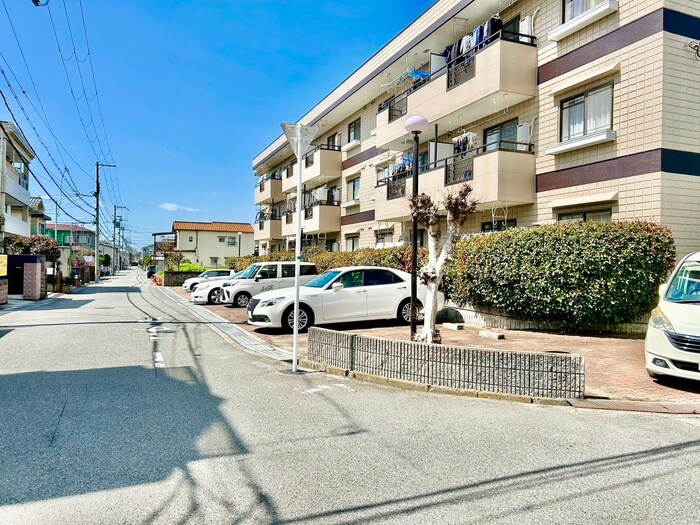 物件外観写真4　(駐車場)