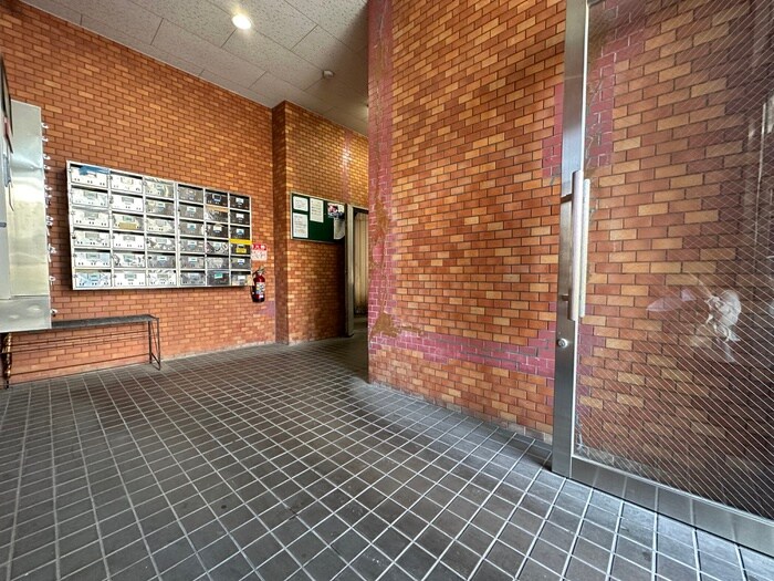 物件外観写真4　(エントランス部分)