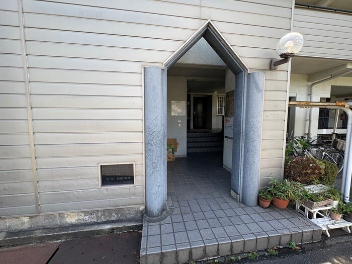 物件外観写真2　(エントランス部分)