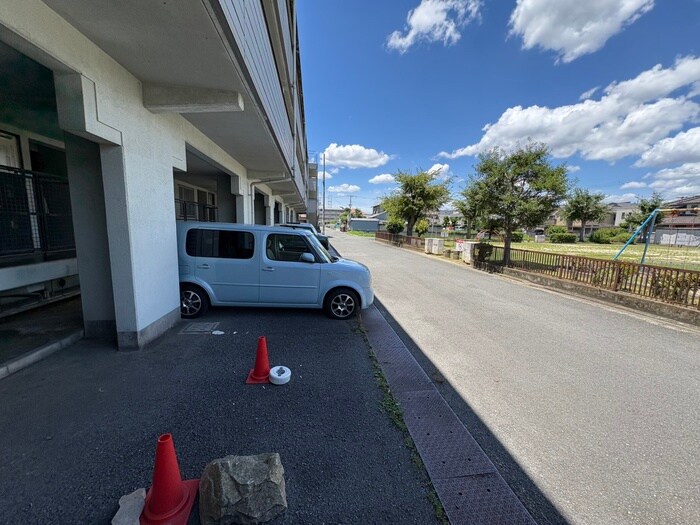 物件外観写真4　(駐車場)