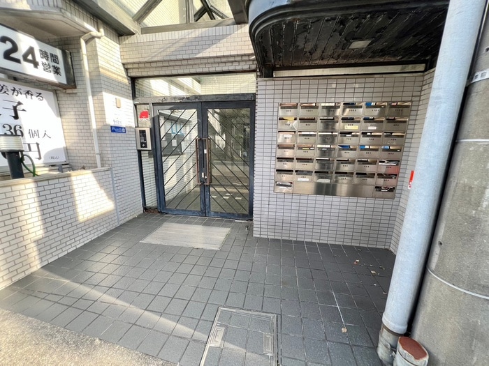 物件外観写真4　(エントランス部分)