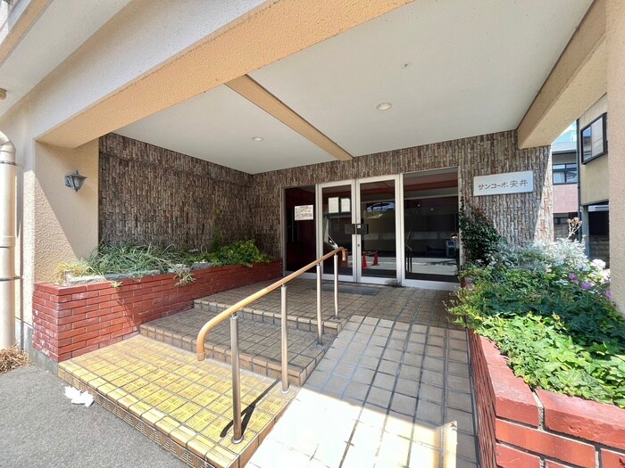 物件外観写真3　(エントランス部分)