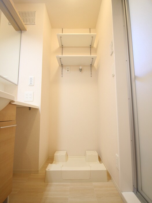 物件内観写真16　(洗濯機置場)