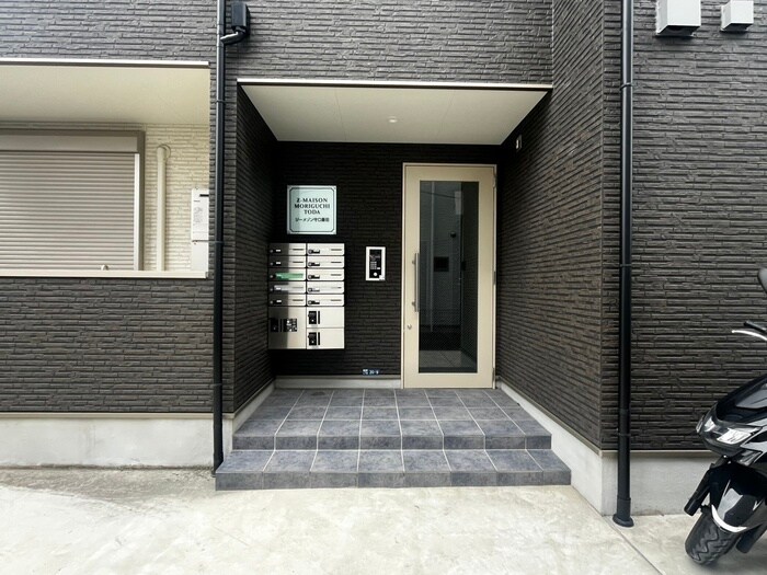物件外観写真2　(エントランス部分)