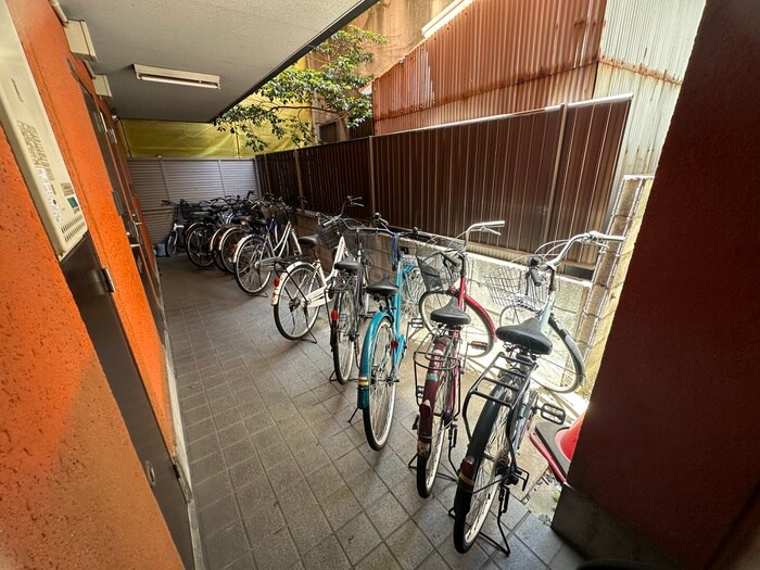 物件外観写真4　(駐輪場)