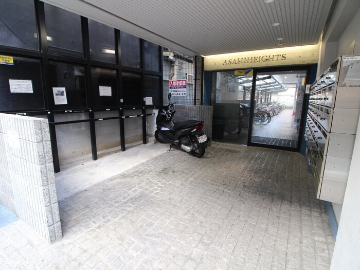 物件外観写真3　(エントランス部分)