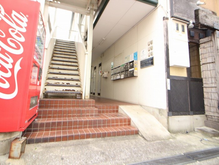 物件外観写真3　(エントランス部分)