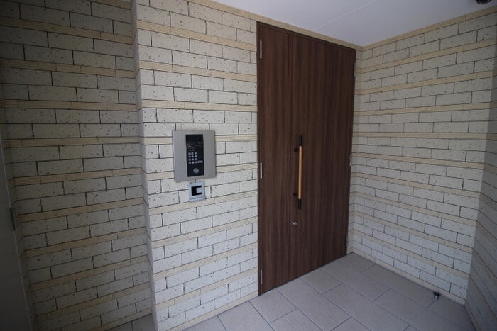 物件外観写真6　(エントランス部分)