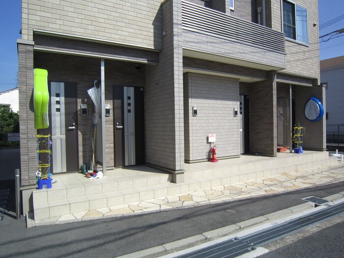 物件外観写真4　(エントランス部分)